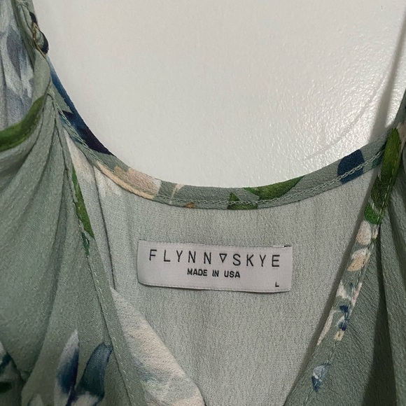 Flynn Skye Hazel Floral dress with slit size Large EUC - Picture 4 of 9